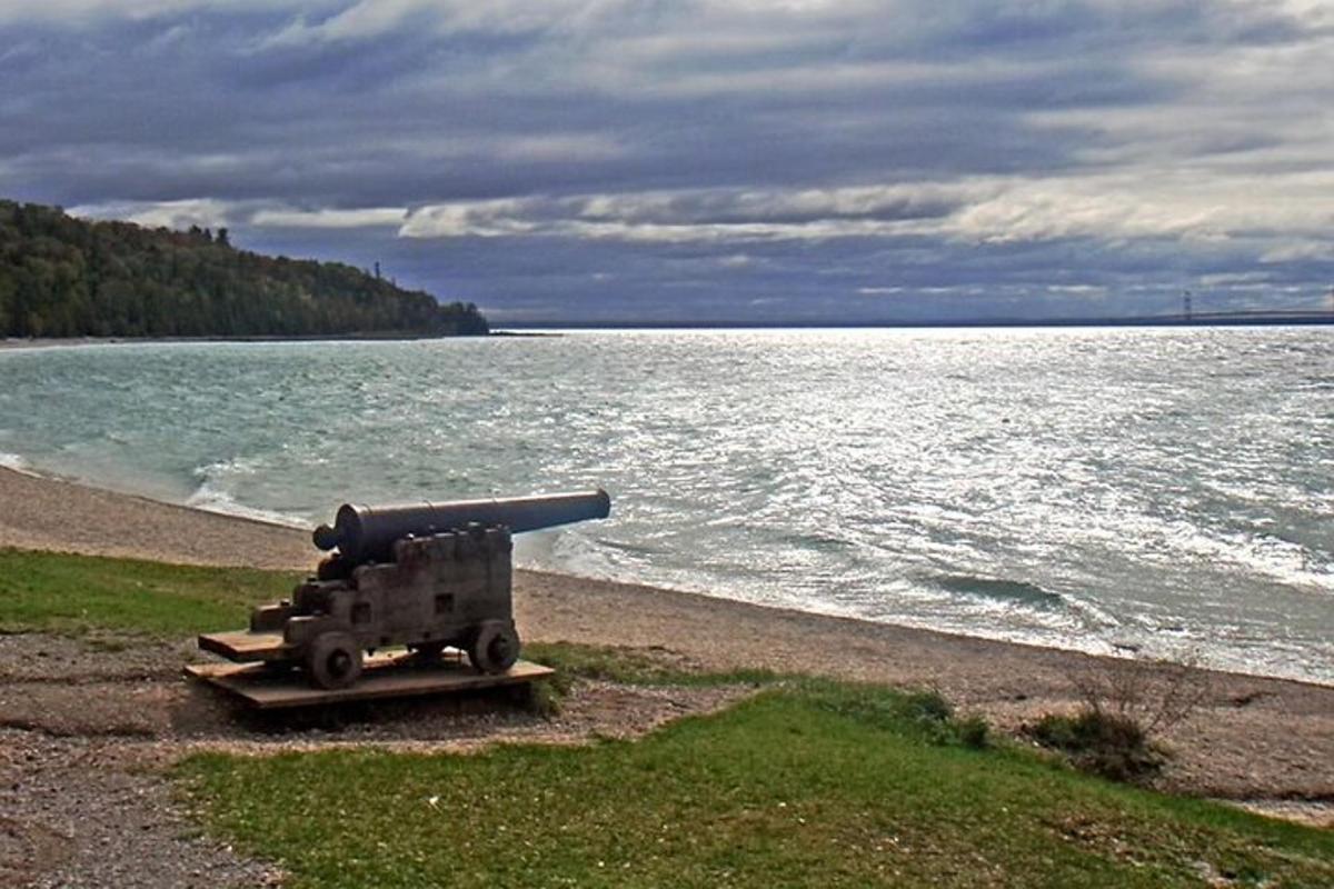 un canó situat a la platja al costat d'una massa d'aigua