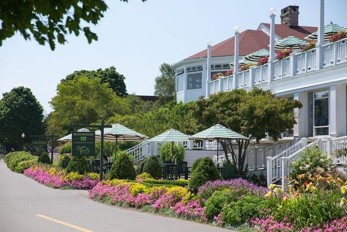 un hotel amb un jardí de flors i para-sols