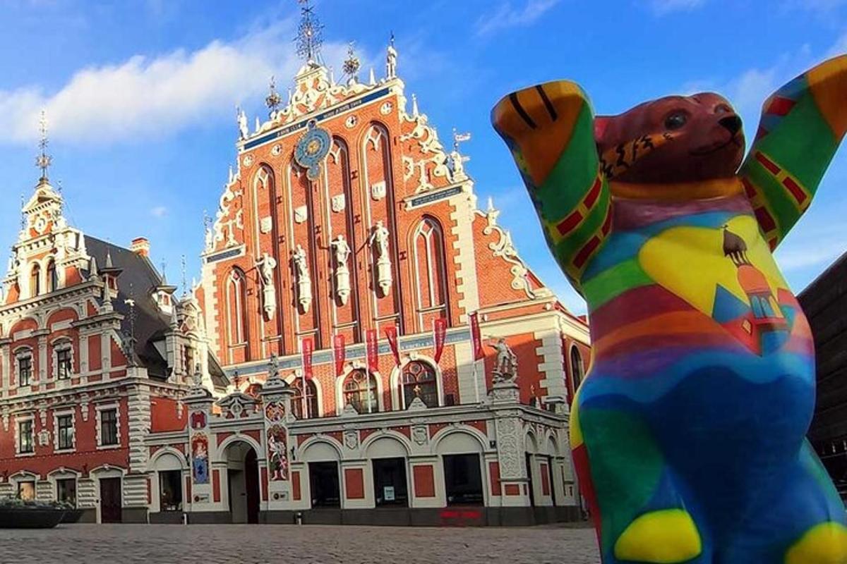 ein großes Gebäude mit einem Teddybär davor