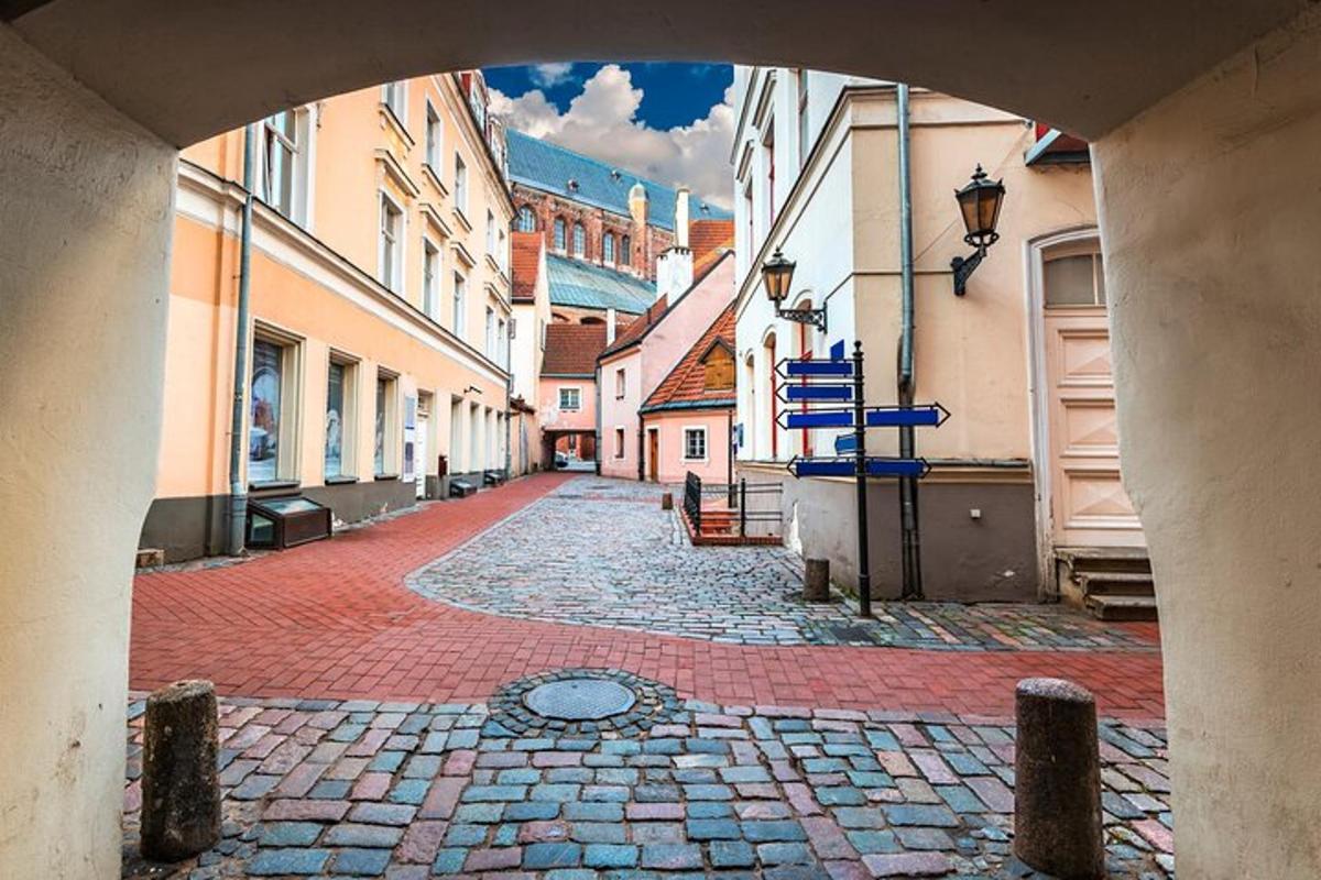 Blick auf eine Kopfsteinpflasterstraße in einer Stadt