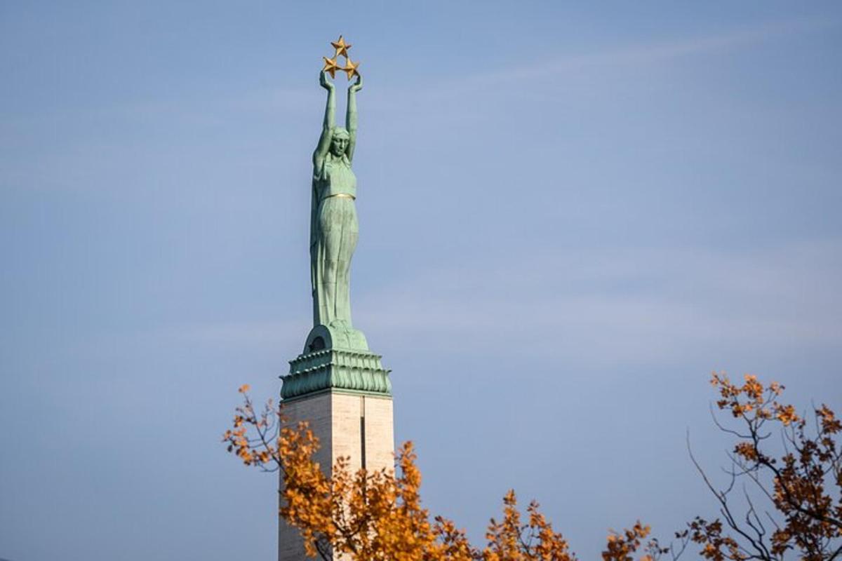 o statuie a unei cruci în vârful unui turn