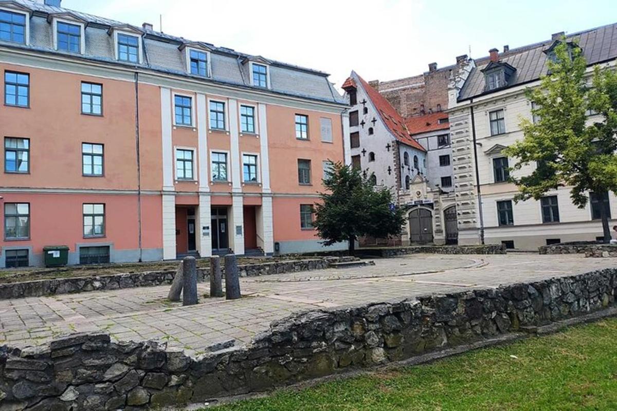 eine Gruppe von Gebäuden in einer Stadt mit einem Steingehweg