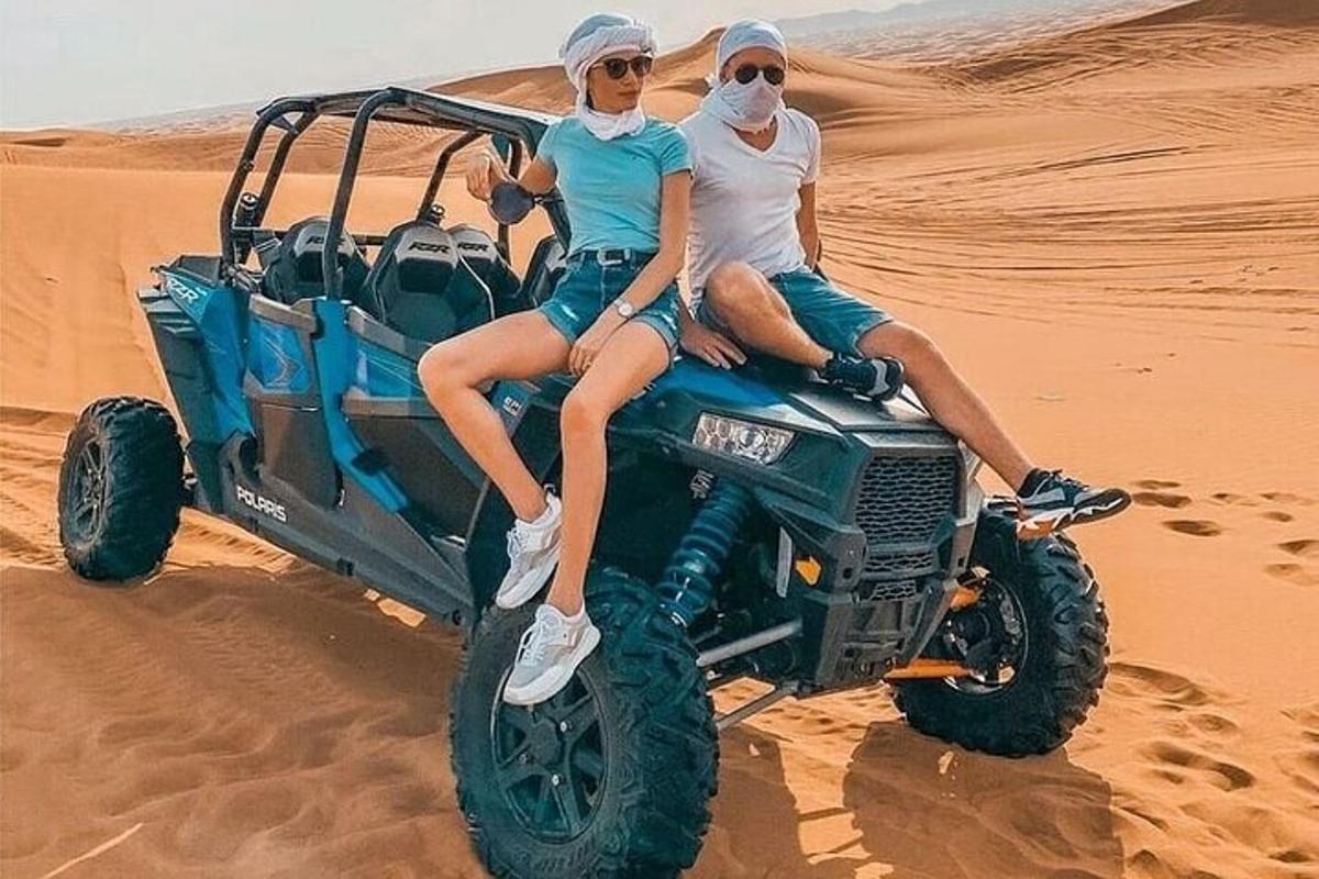 due persone sedute su una jeep nel deserto