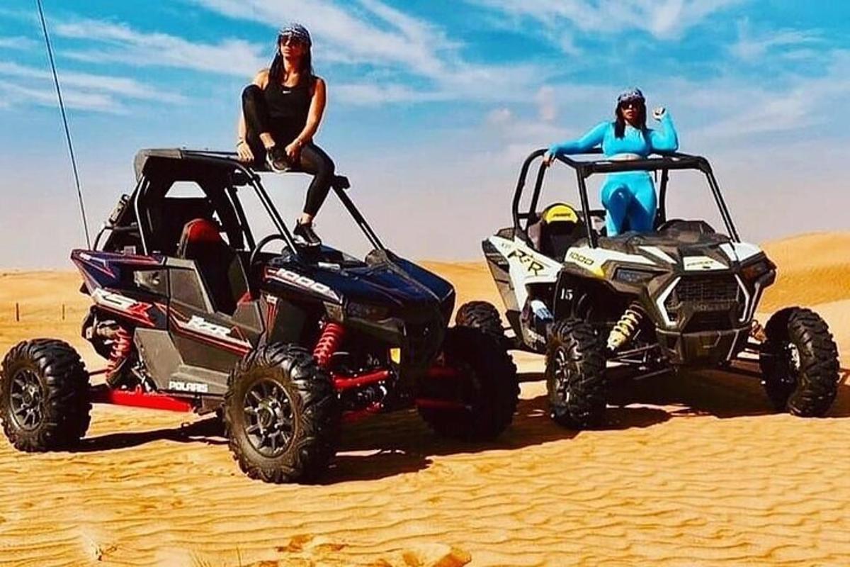 due donne sono sedute su quad nel deserto