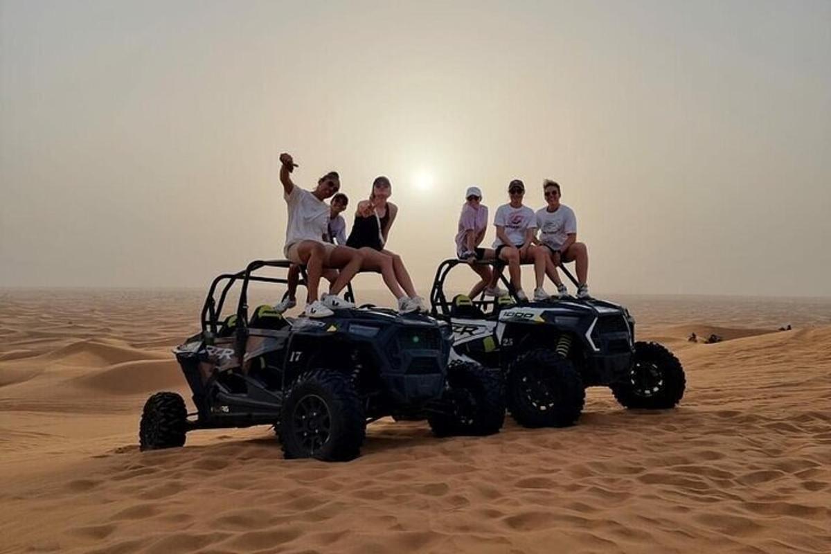 un gruppo di persone sedute in cima a quad nel deserto