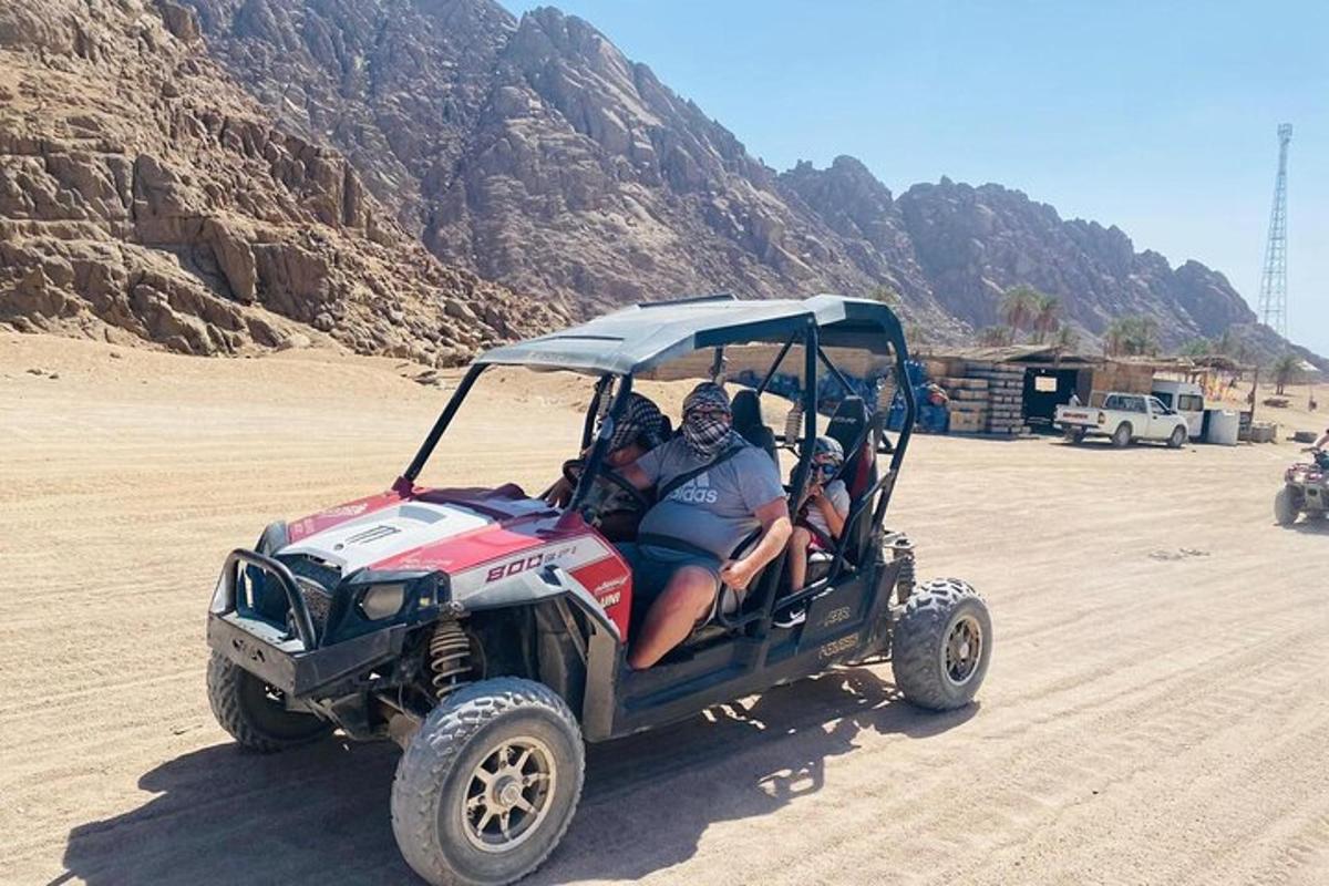 un gruppo di persone che viaggiano su un quad nel deserto