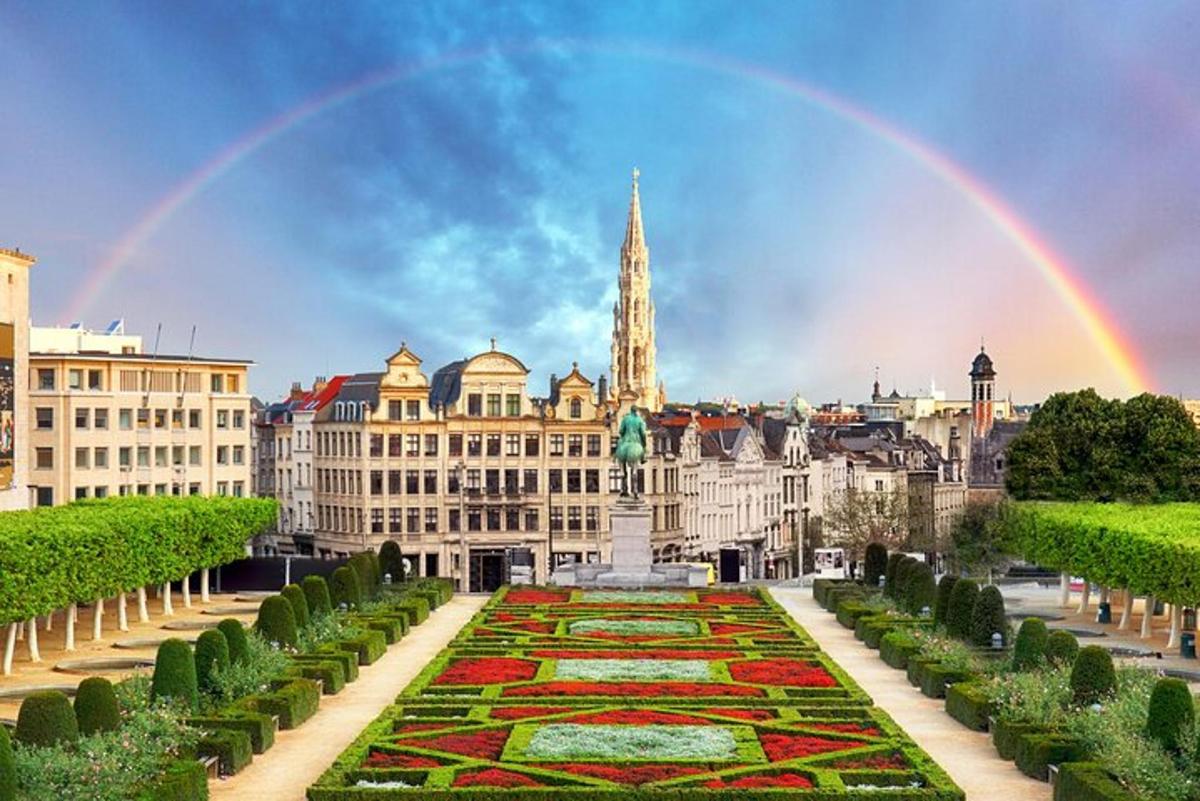 un arcobaleno nel cielo sopra una città con un giardino