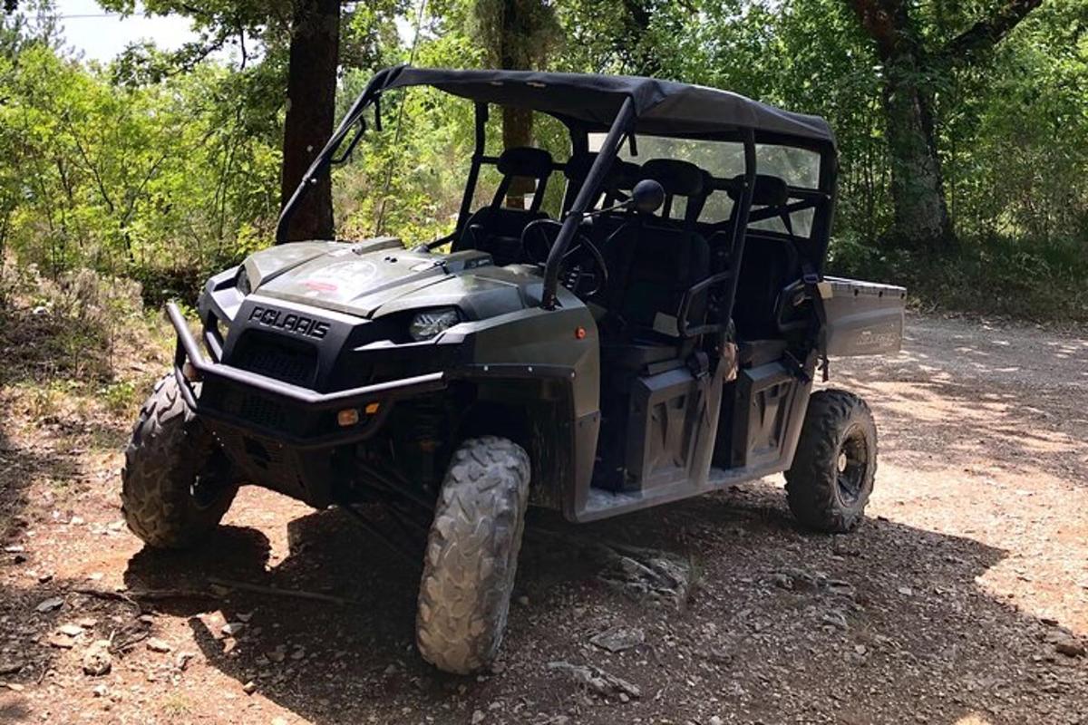 metsas kruusateele pargitud ATV