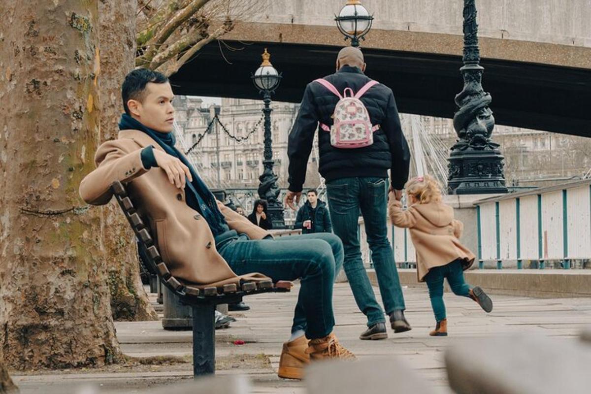 رجل يجلس على مقعد في الحديقة