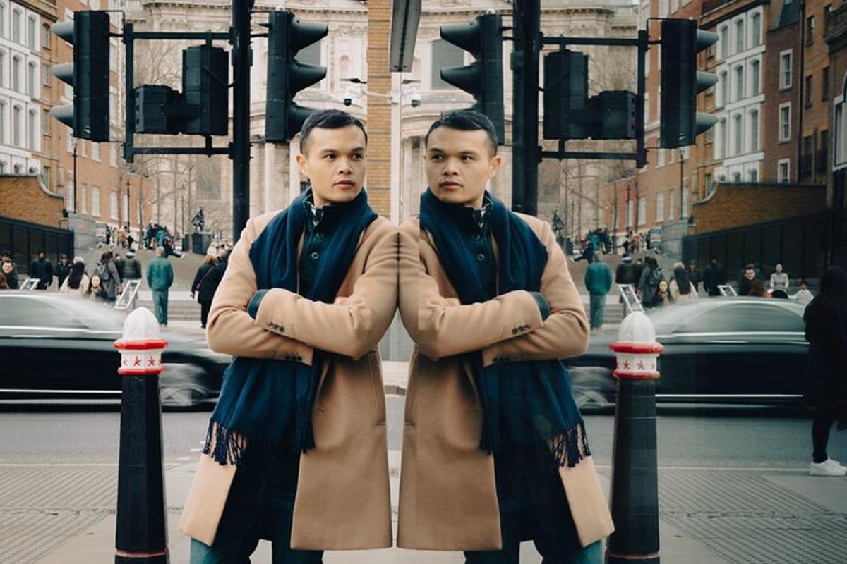 dois homens parados na rua com os braços cruzados