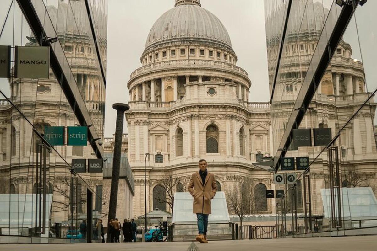 um homem caminhando em frente ao edifício do Capitólio