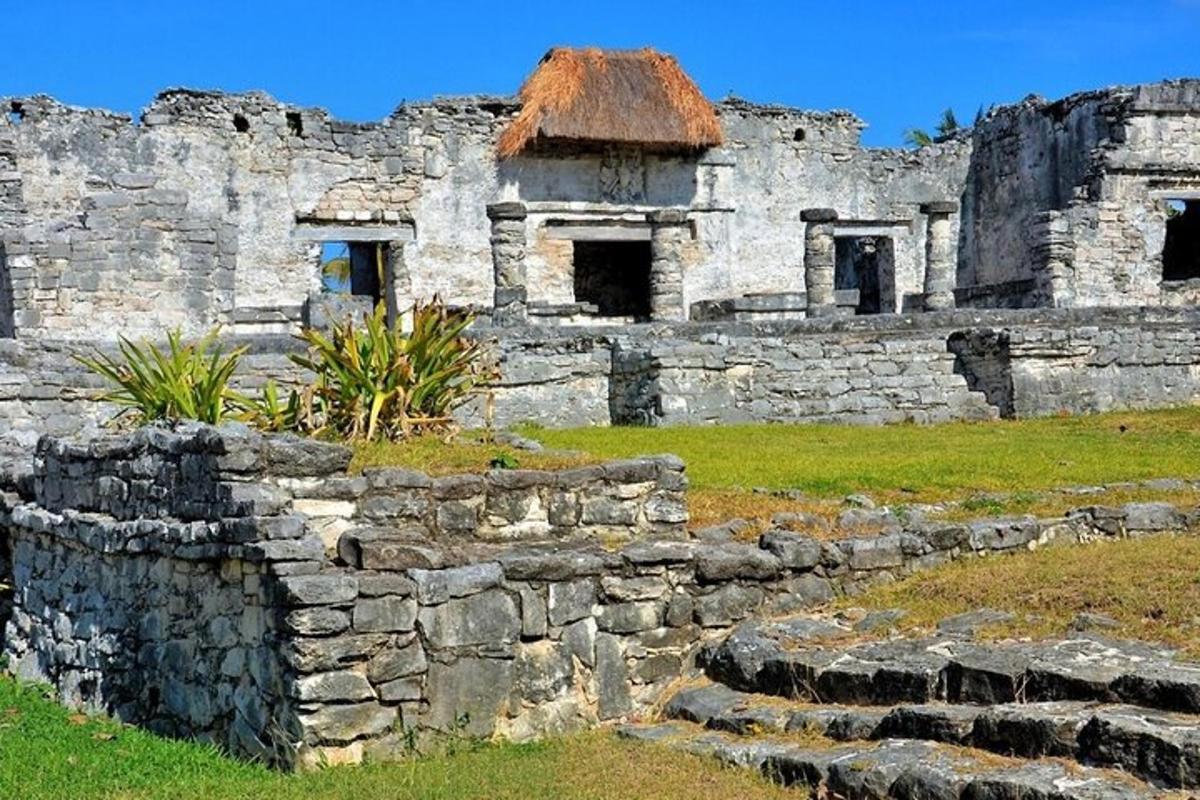 sebuah bangunan batu tua dengan dinding batu