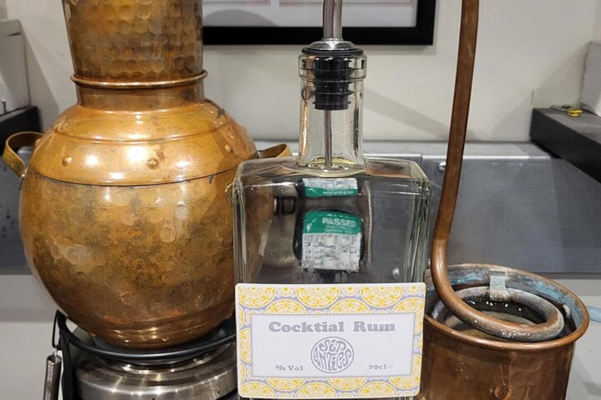 Una botella de ron catequina junto a una licuadora