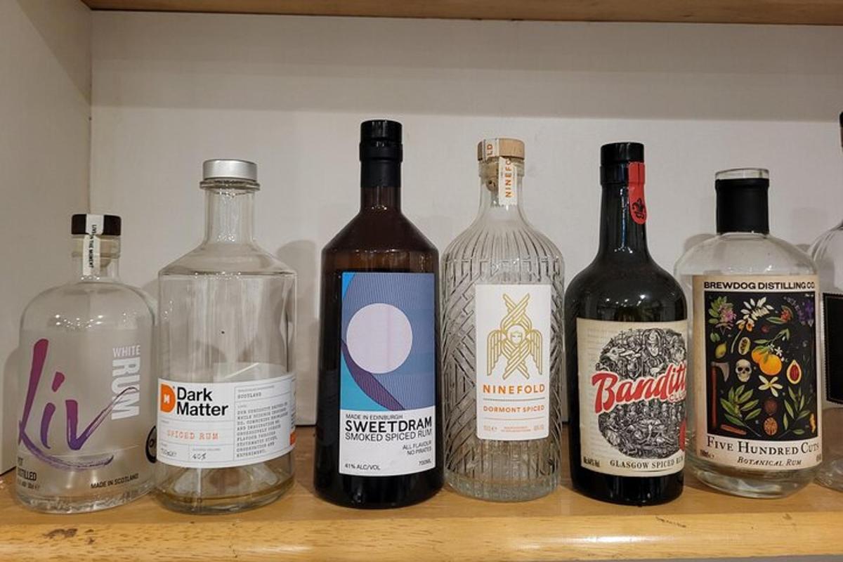 um grupo de garrafas de vinho em uma prateleira