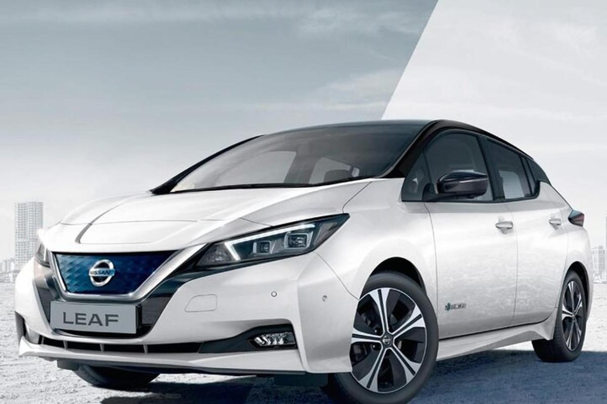 bílý nissan leaf zaparkovaný na parkovišti