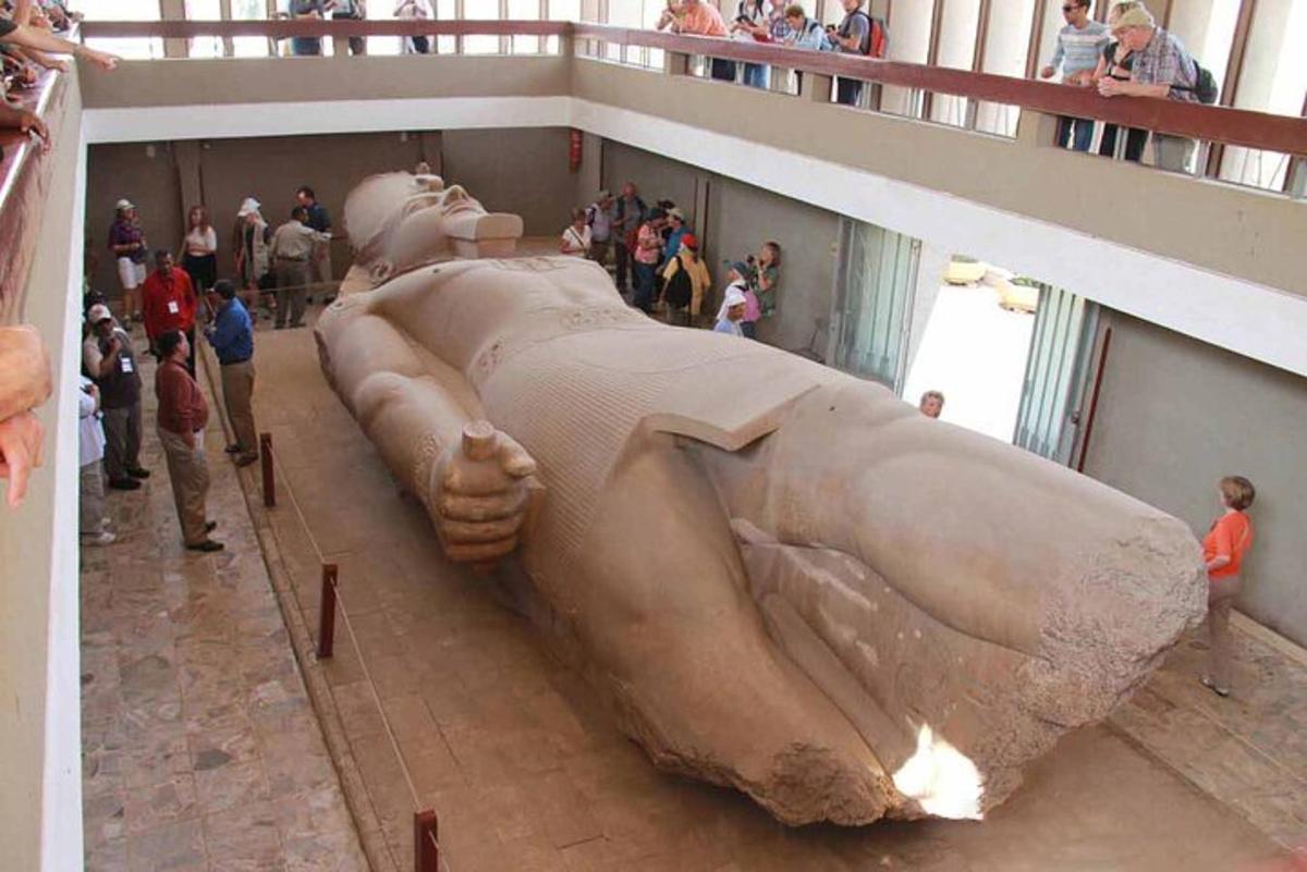una grande scultura di sabbia raffigurante un uomo in un museo