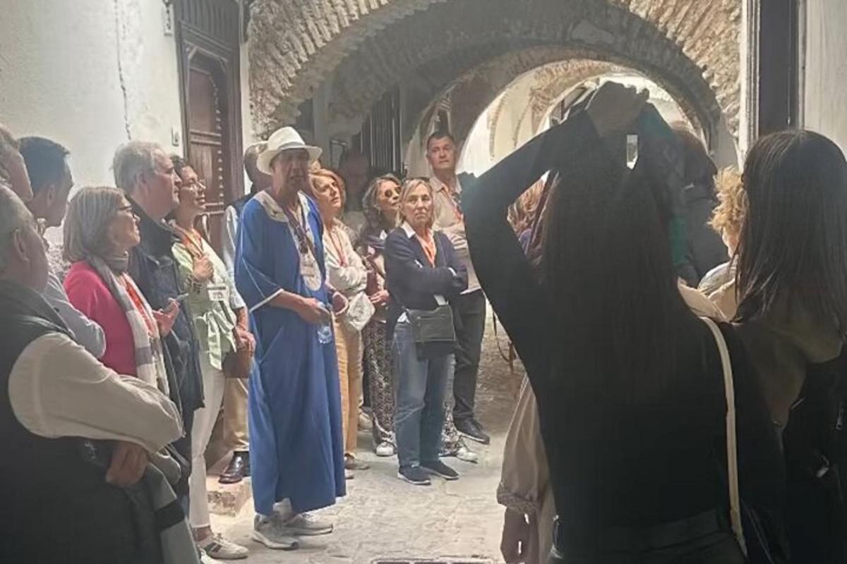 Un hombre tomando una fotografía de un grupo de personas.