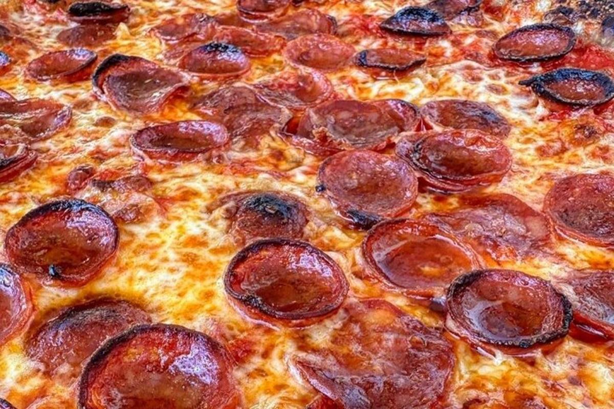 gambar dekat pizza pepperoni
