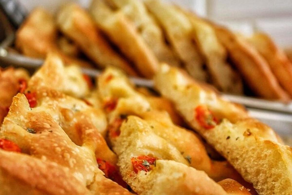 selonggok makanan duduk di atas meja