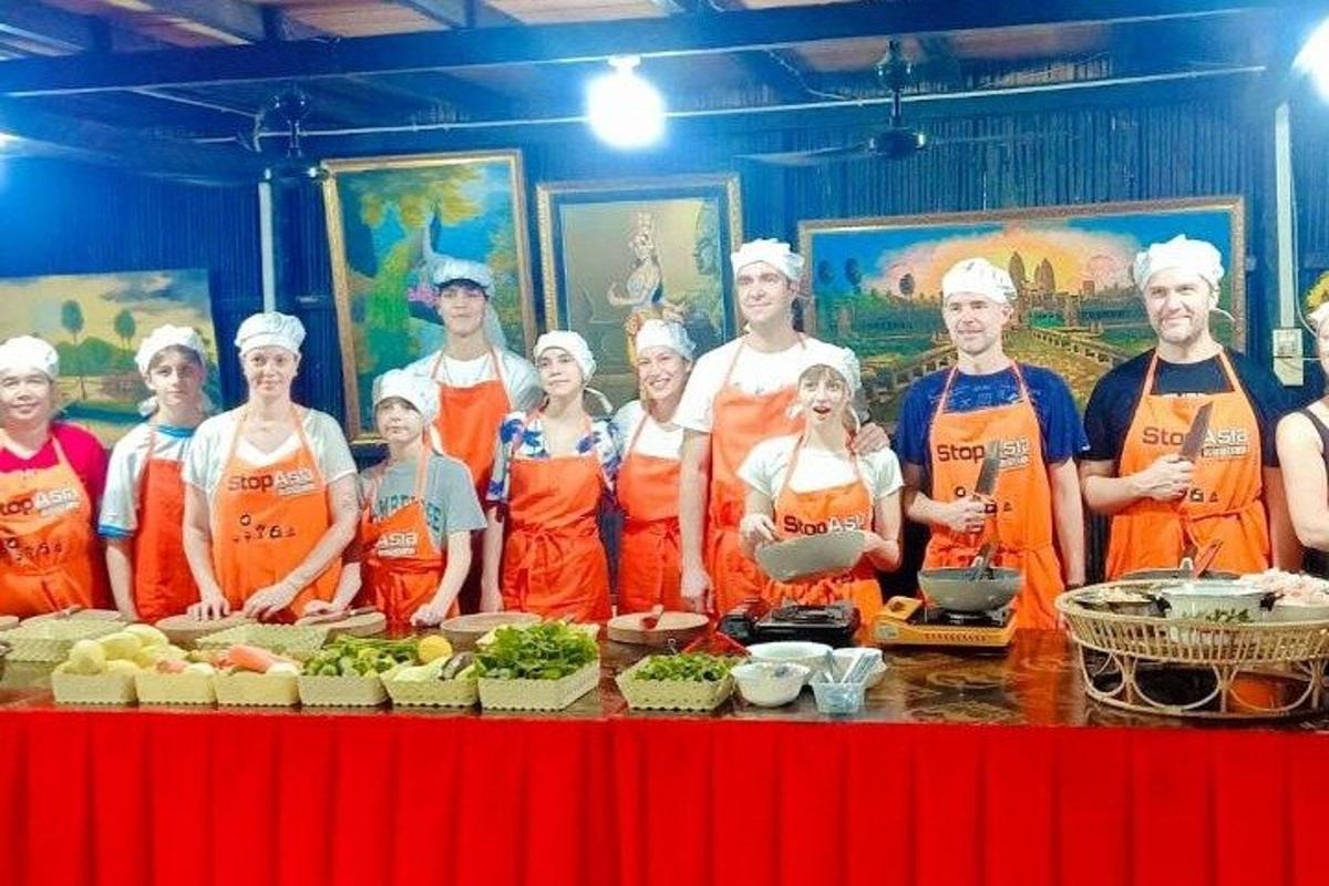 skupina lidí stojících před stolem s jídlem