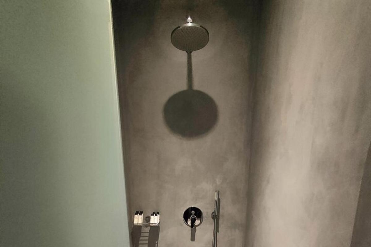 isang banyong may shower stall na may ilaw