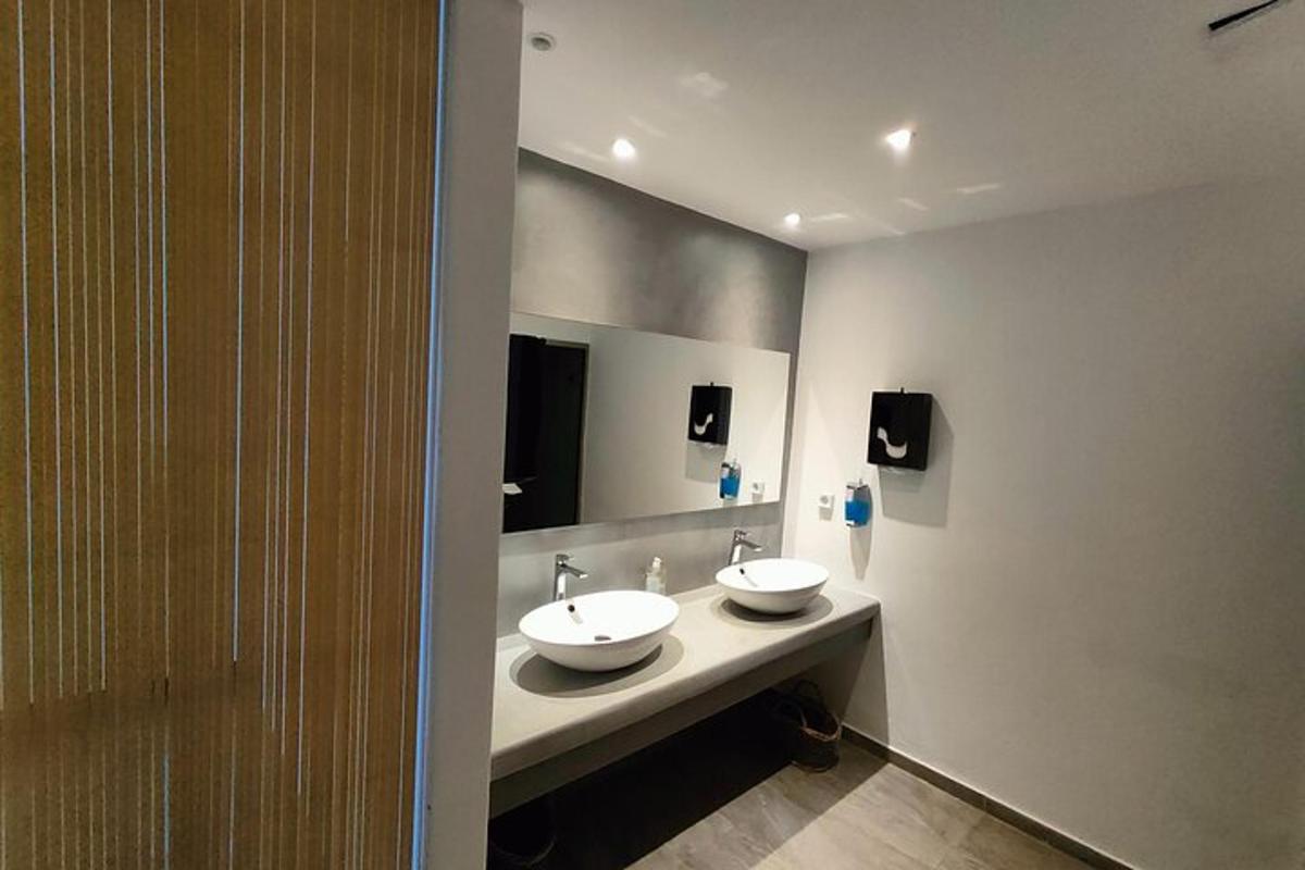 isang banyo na may dalawang lababo at isang malaking salamin