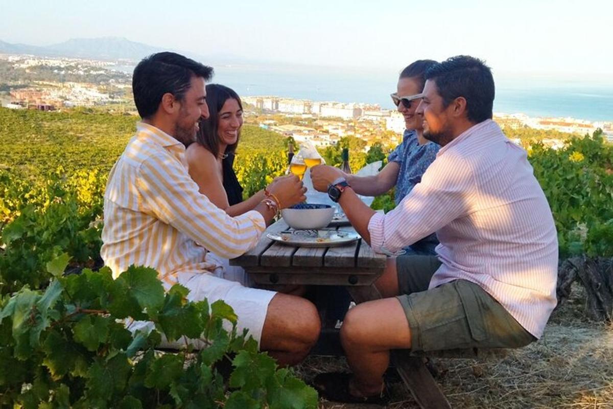 un gruppo di persone sedute attorno a un tavolo con delle bevande