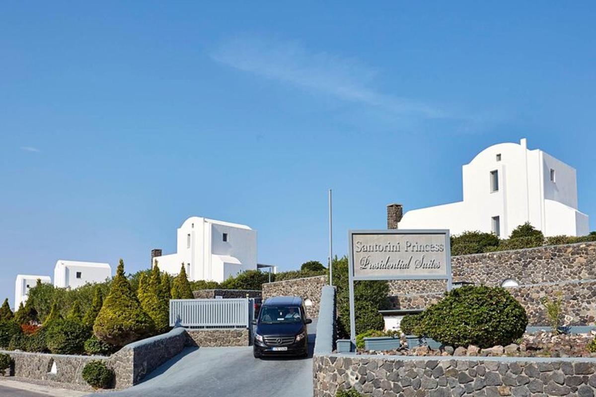 Ένα βαν που οδηγεί σε έναν δρόμο μπροστά από λευκά κτίρια