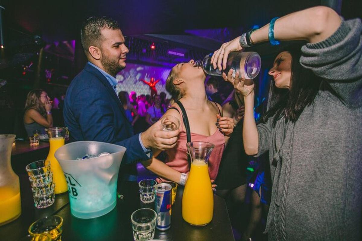 grupp inimesi, kes peol joovad