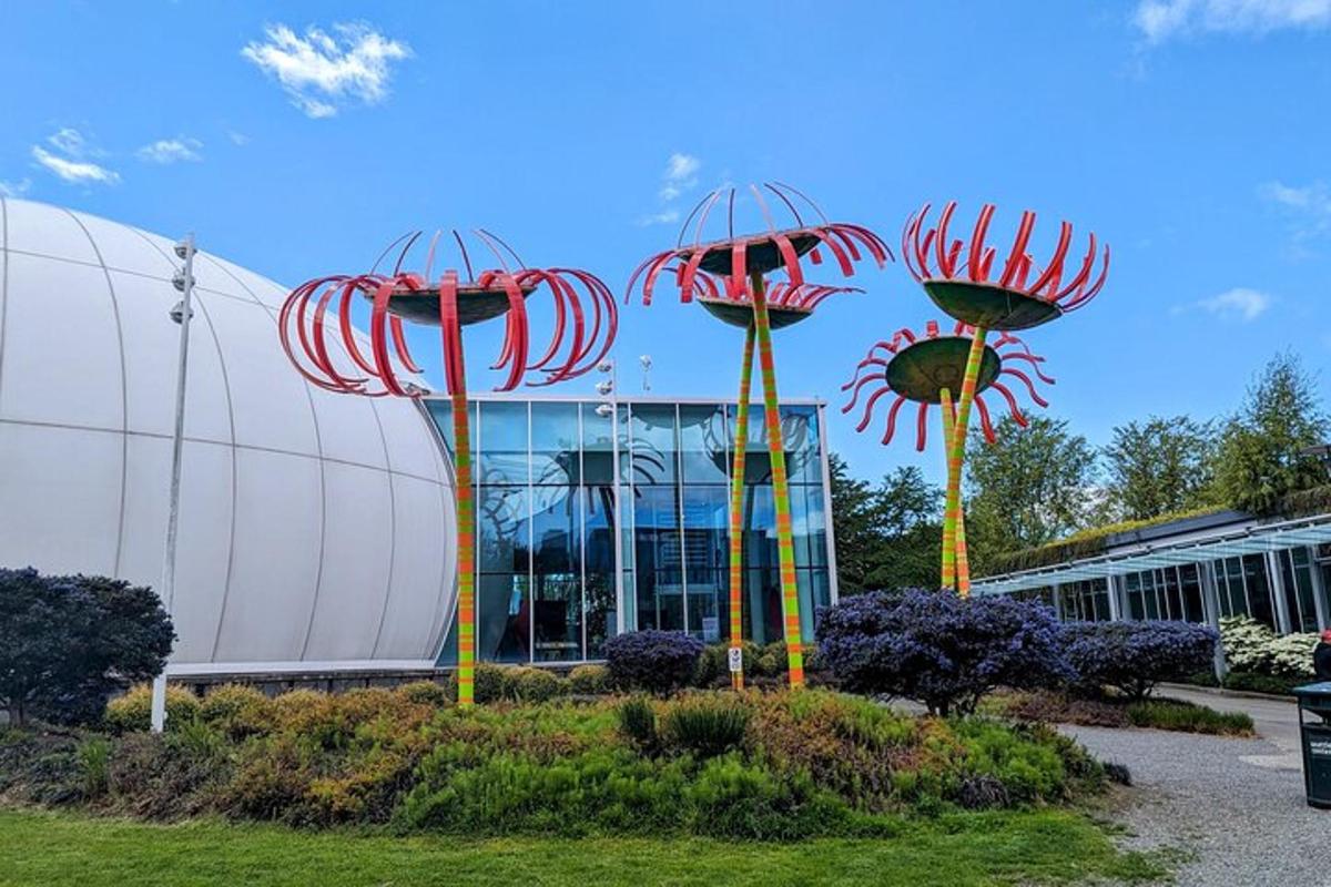 un edifici amb dues grans escultures vermelles al davant