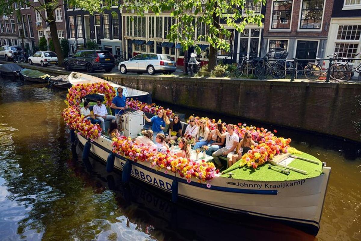 un gruppo di persone su una barca piena di fiori