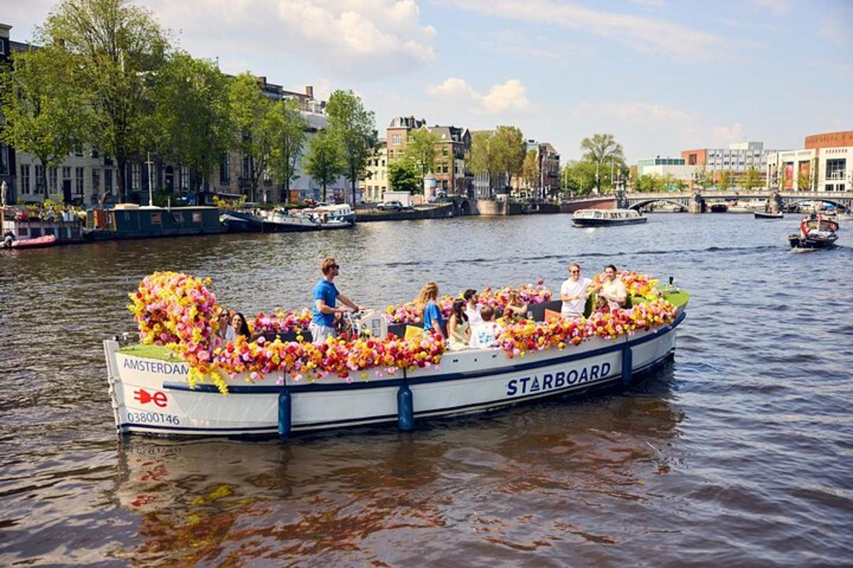 un gruppo di persone su una barca piena di fiori