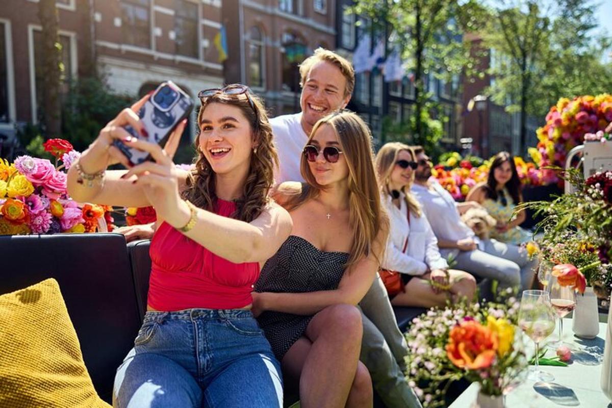 una donna che scatta una foto a un gruppo di persone