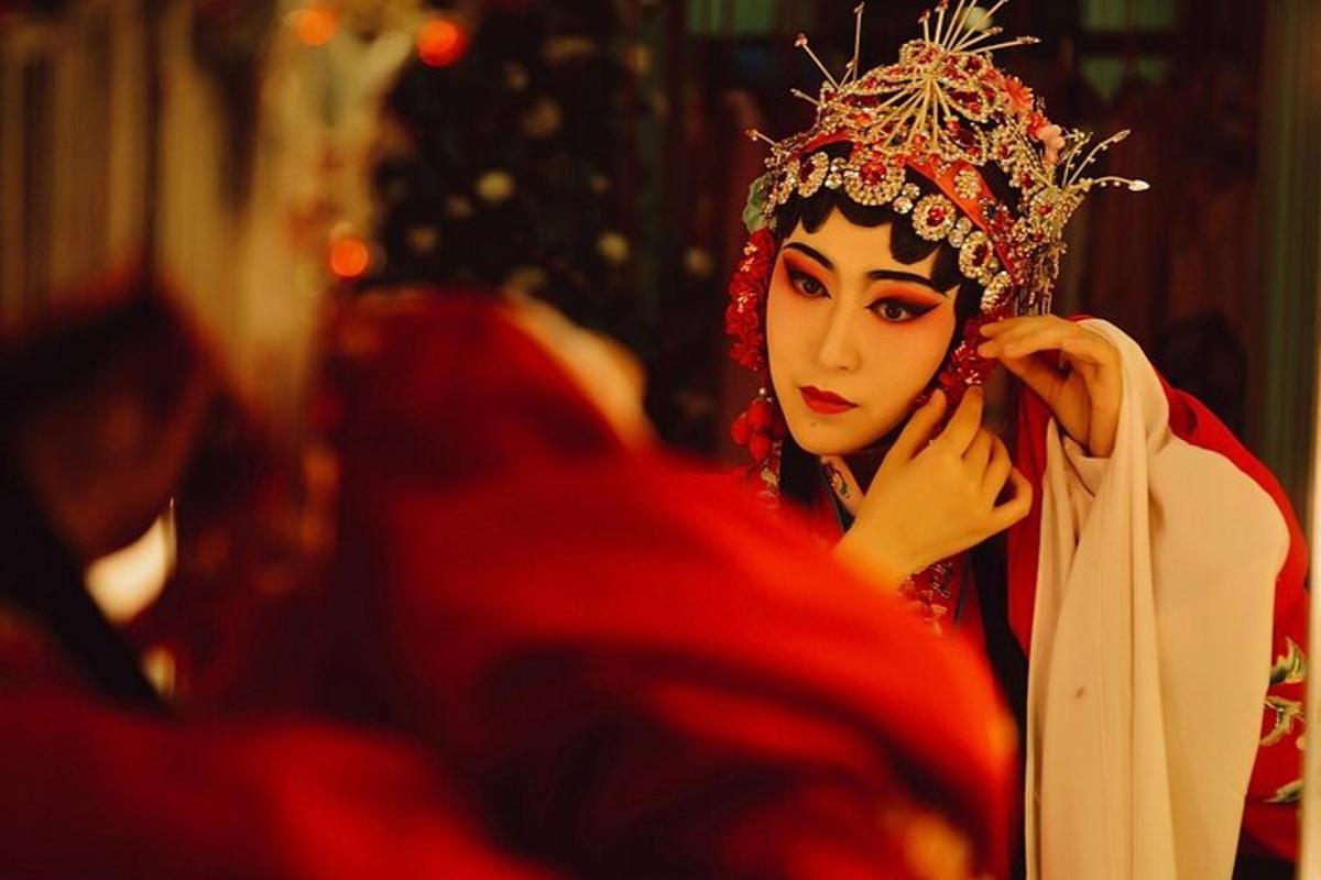 头戴王冠、化着红妆的女人