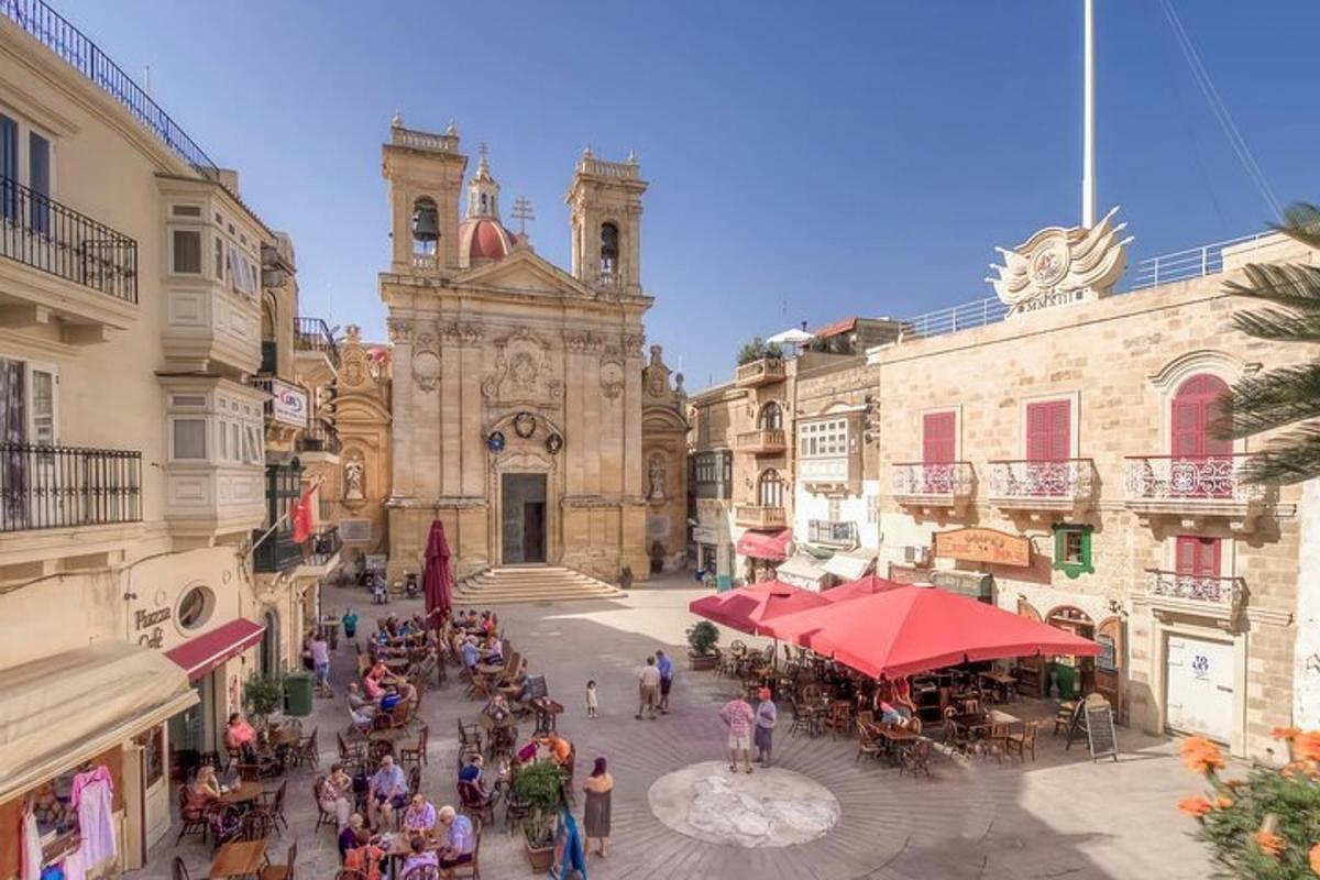 un grup de persones dretes en una plaça davant d'un edifici