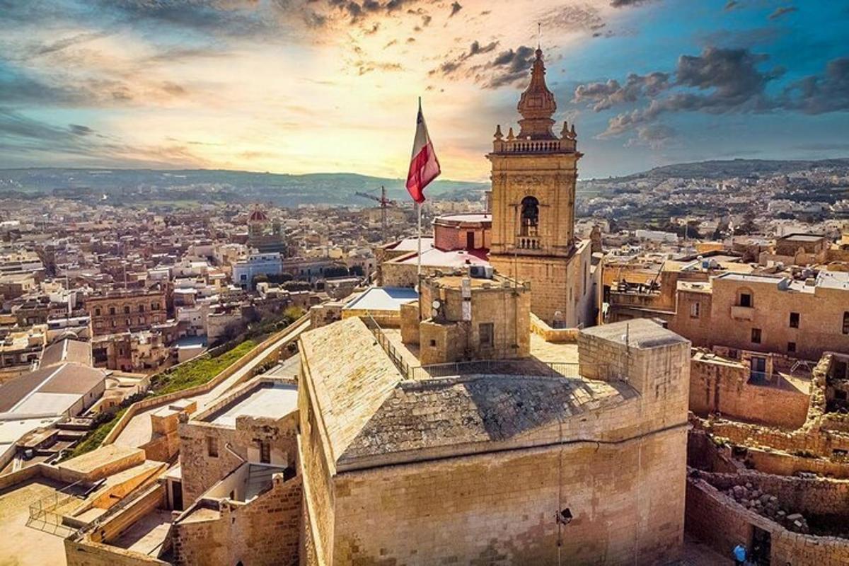 una vista d'una ciutat amb una torre del rellotge