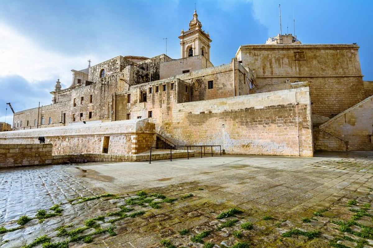 un edifici antic amb una torre del rellotge a sobre