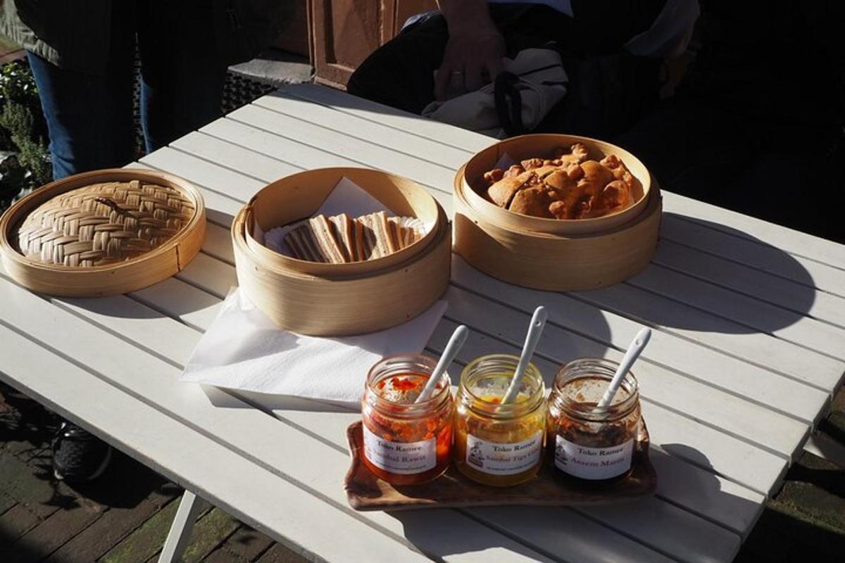 una taula amb bols de menjar i gerres de mel