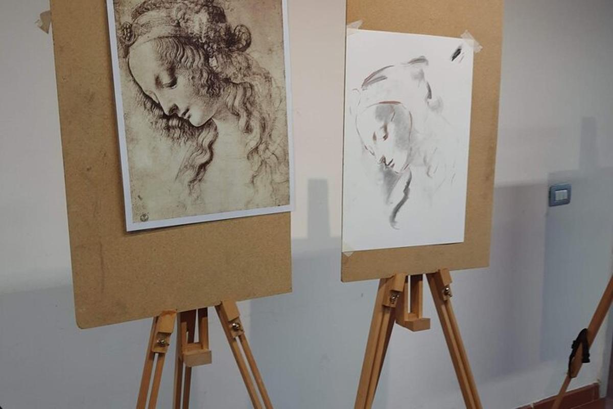 Dos dibujos en caballetes en una habitación