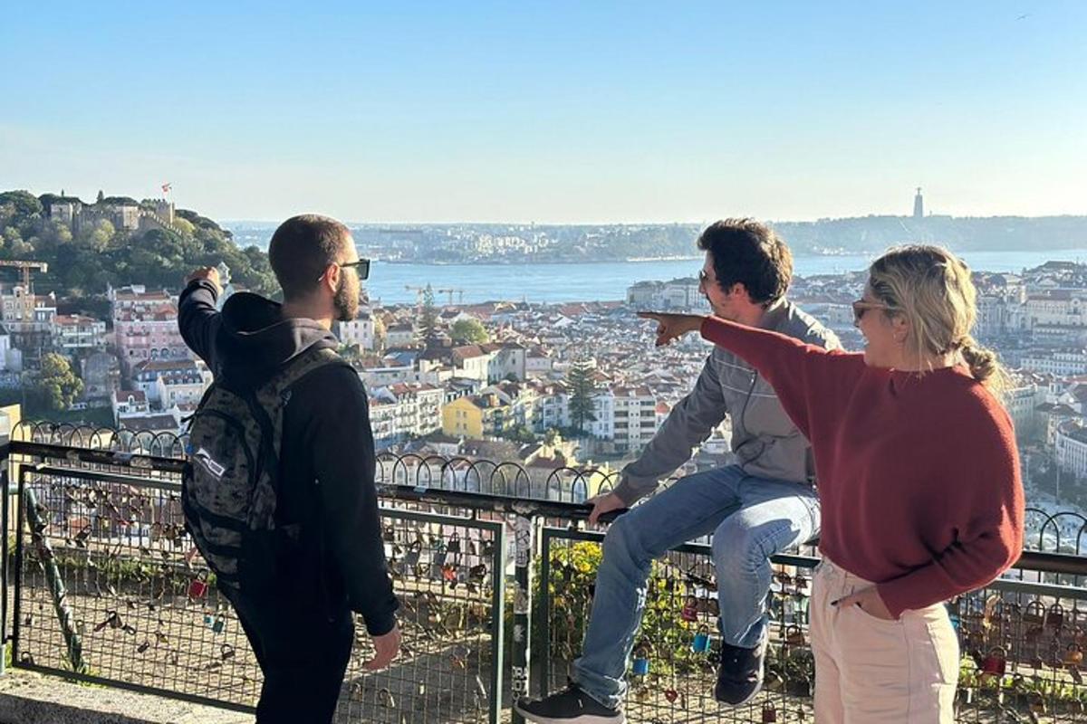 grupp inimesi, kes seisavad torni tipus