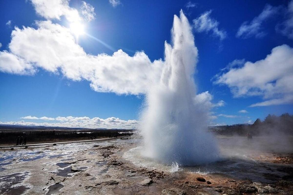 isang malaking geyser sa gitna ng isang field