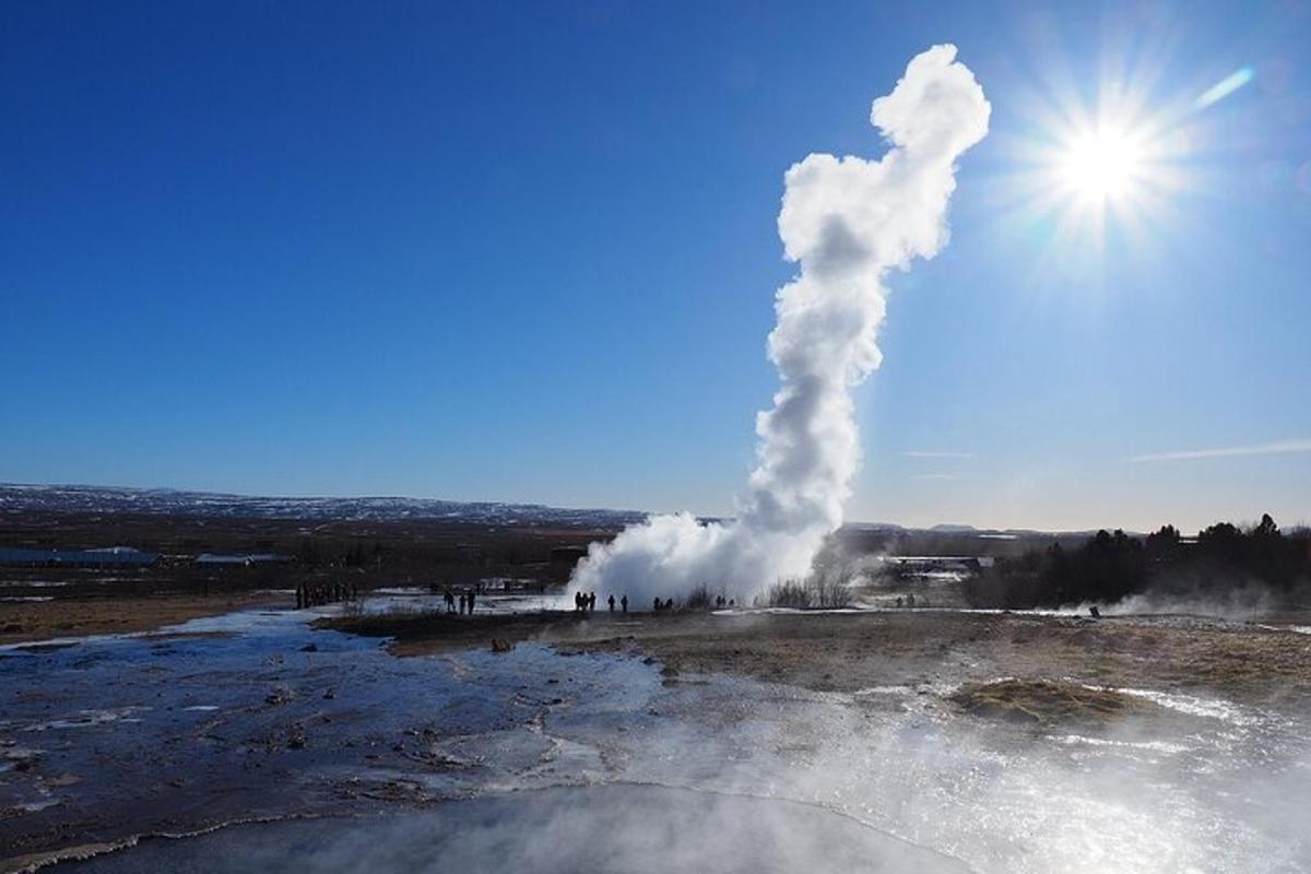isang geyser na may lumalabas na singaw mula rito