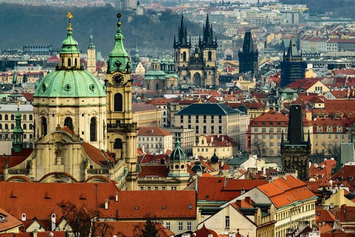 Una vista de una ciudad con edificios y una torre de reloj.