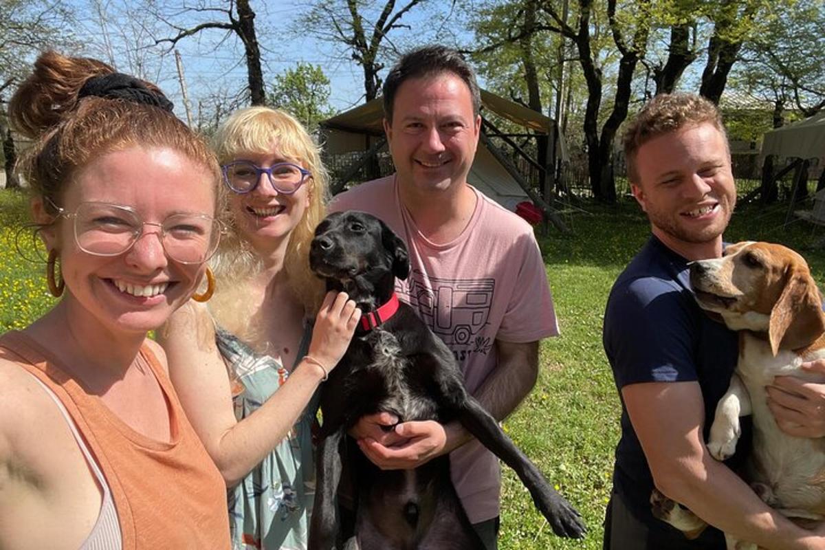 un gruppo di persone in posa per una foto con un cane