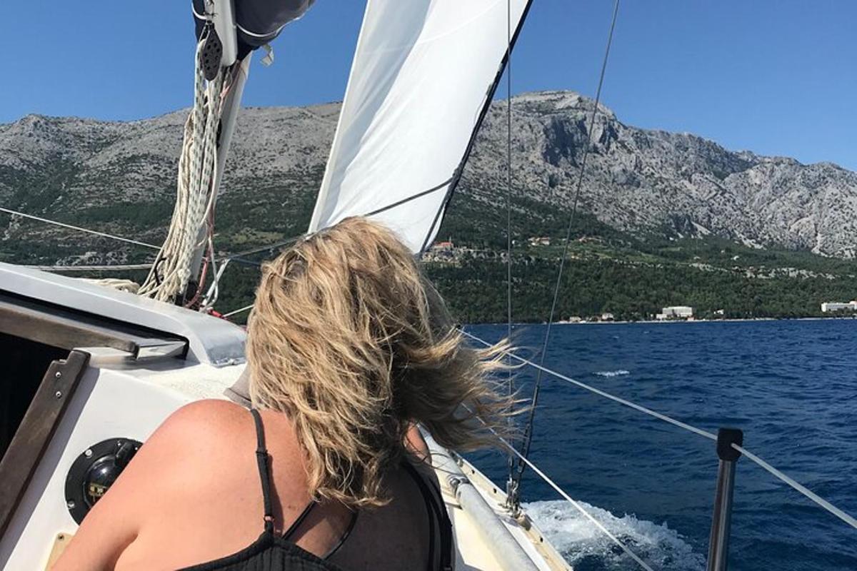 žena na plachetnici ve vodě