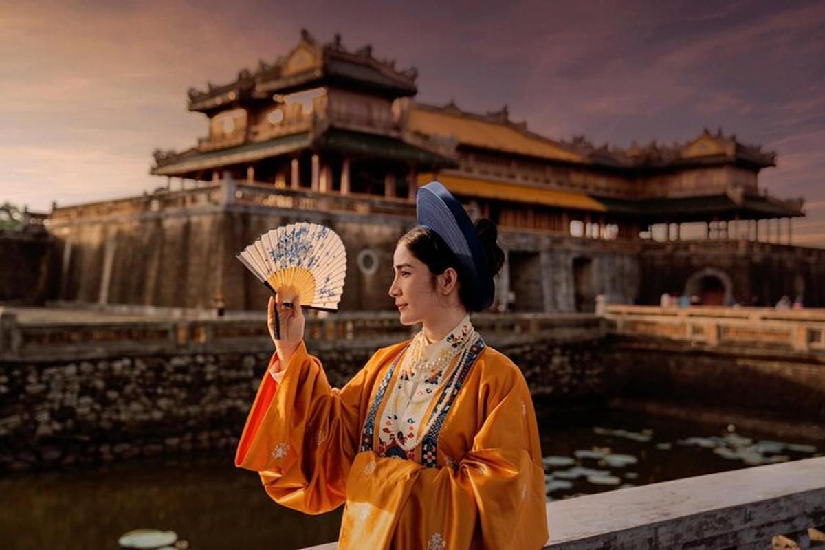 một người phụ nữ đang cầm quạt trước một tòa nhà