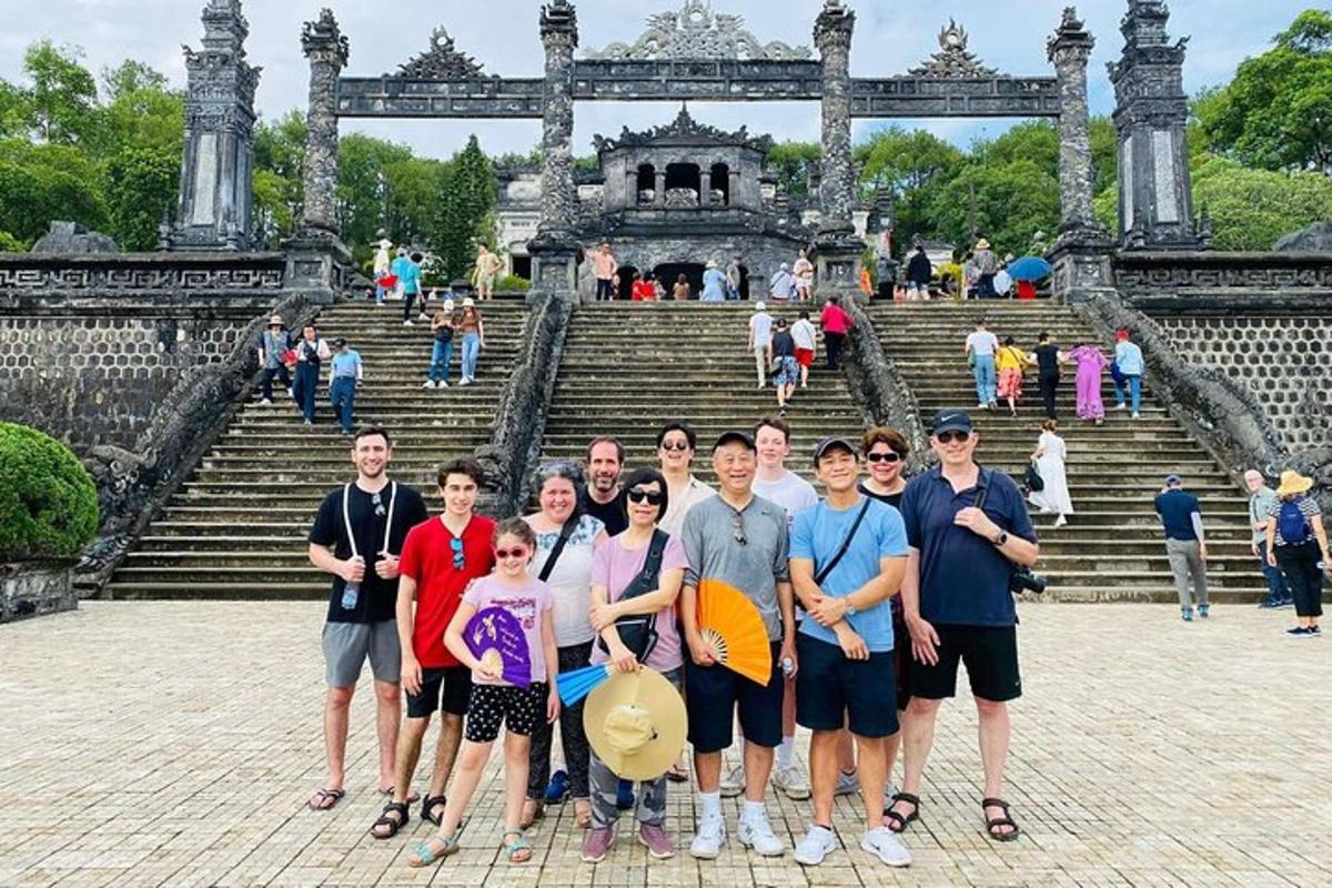 một nhóm người tạo dáng trước một tòa nhà