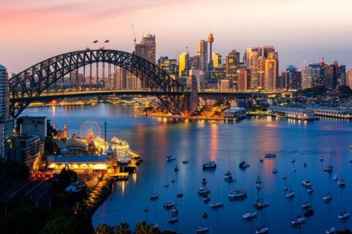 un ponte del porto di Sydney e una città di notte