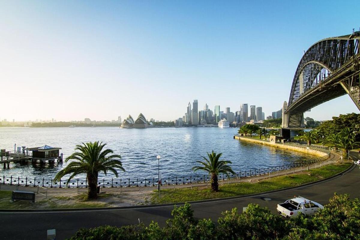 una vista di un fiume con un ponte e una città