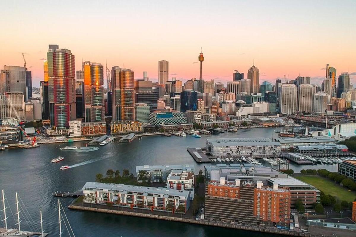 una vista dello skyline di una città con un porto
